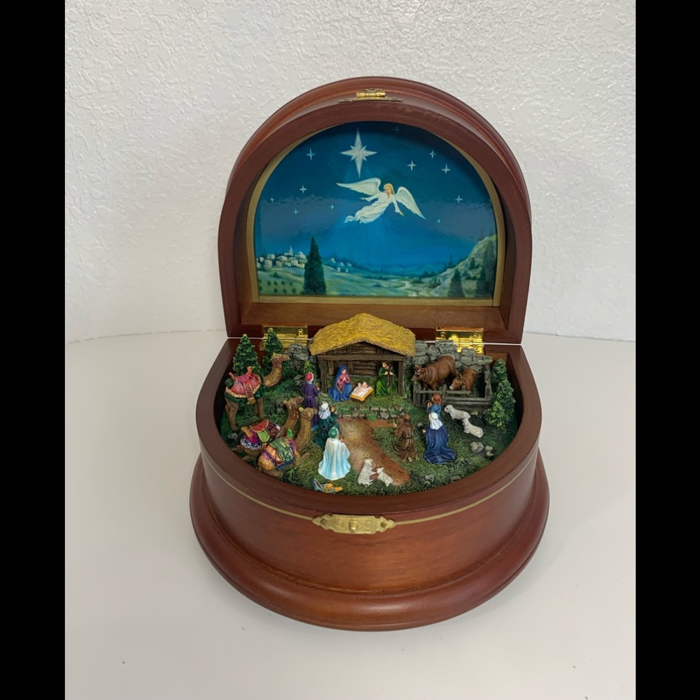 Danbury Mint Nativity Christmas Music Box